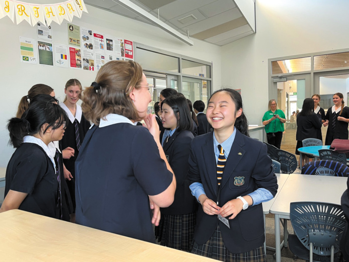 園田学園中学校・高等学校の生徒がニュージーランド海外研修でVilla Maria Collegeの生徒と交流している様子