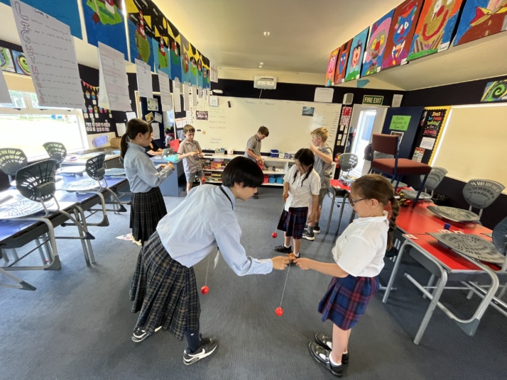 園田学園中学校・高等学校の生徒がニュージーランドの小学生と交流している様子