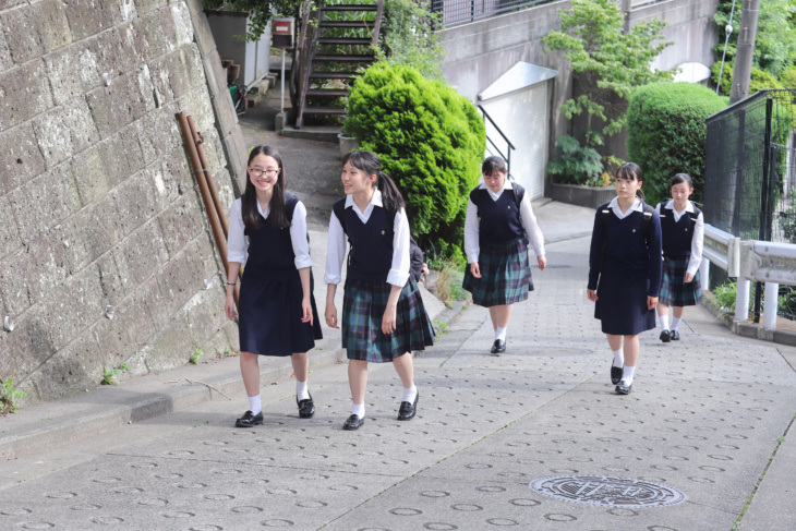 捜真女学校の生徒たちの通学風景