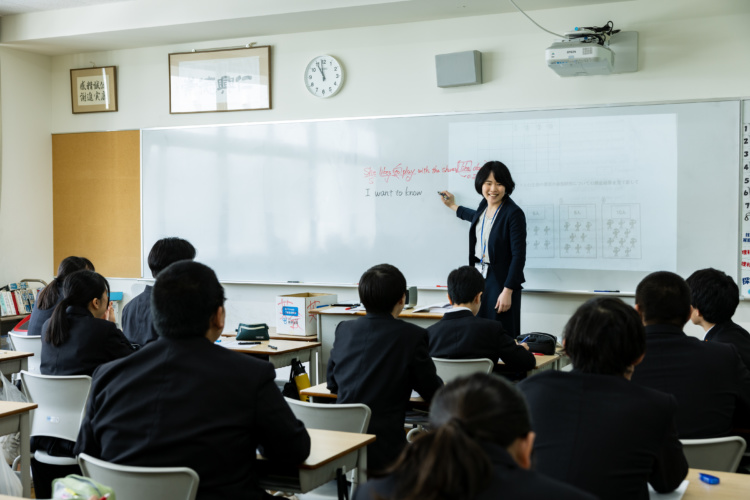 崇徳中学校・高等学校の教室で英語の授業を受ける生徒たち