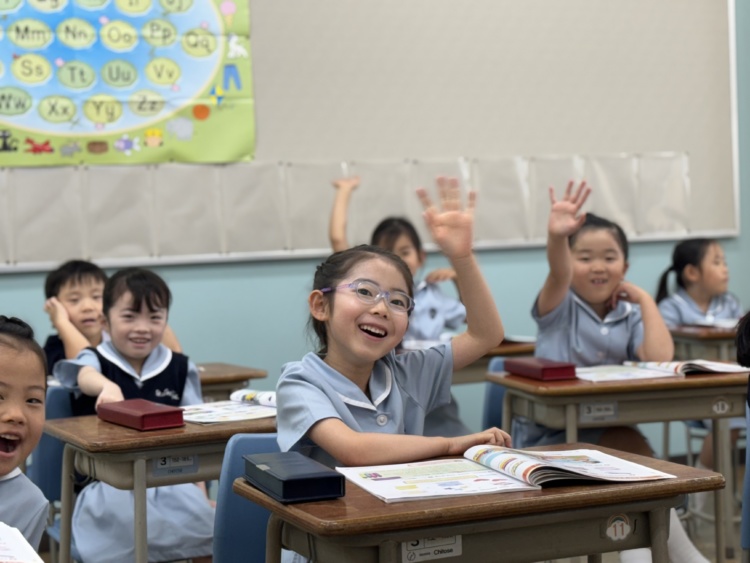 活発に授業に参加する聖セシリア小学校の子どもたち