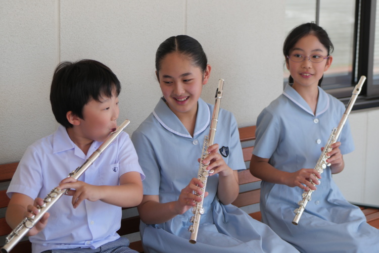 楽器を演奏する聖セシリア小学校の子どもたち