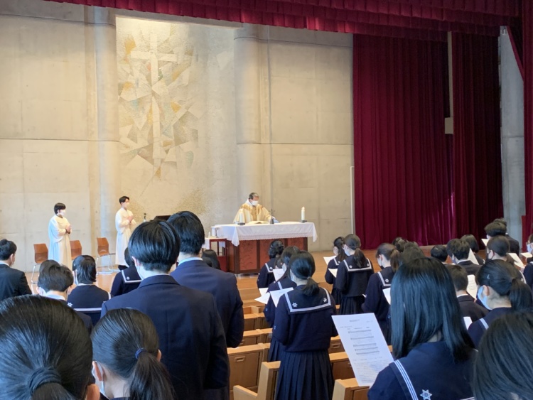 聖ヨゼフ学園中学・高等学校で行われるミサの様子