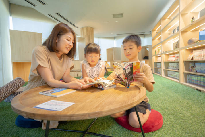 芦別温泉スターライトホテルにある森の図書館でくつろぐ家族