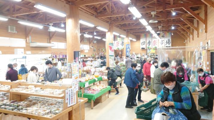 「道の駅すえよし 四季祭市場」の直売所内観（創業祭時）