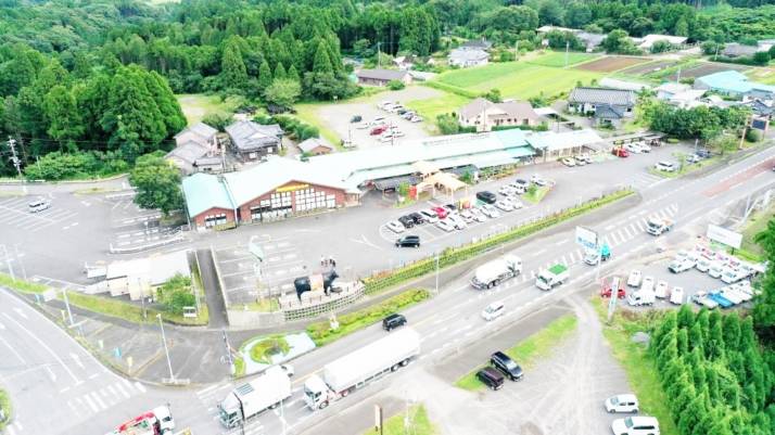 「道の駅すえよし 四季祭市場」の全体空撮写真