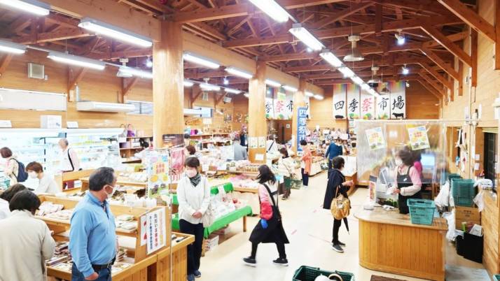 「道の駅すえよし 四季祭市場」の直売所内観