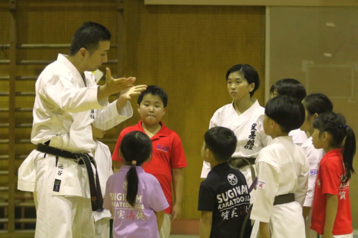 杉並空手道クラブ聖基館の池谷さんが子どもたちに解説している様子