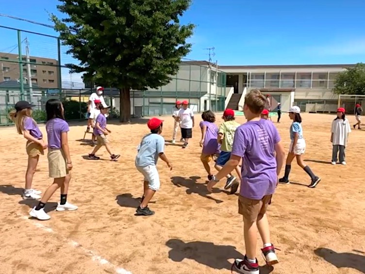 須磨浦小学校の運動場で遊ぶ児童たち