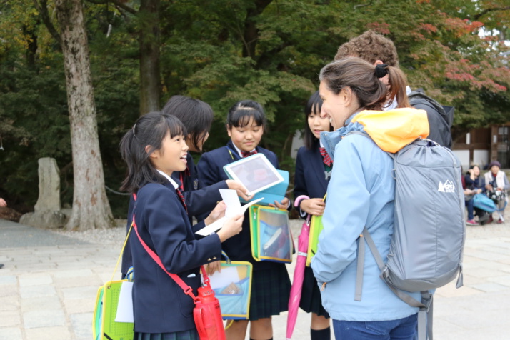 東大寺を訪れた海外の旅行客に観光案内をする奈良育英グローバル小学校の児童