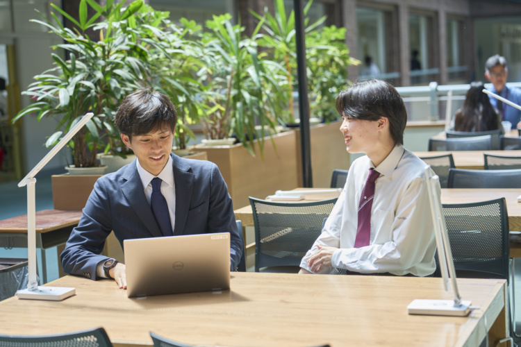 面談をする京都橘中学校・高等学校の先生と生徒