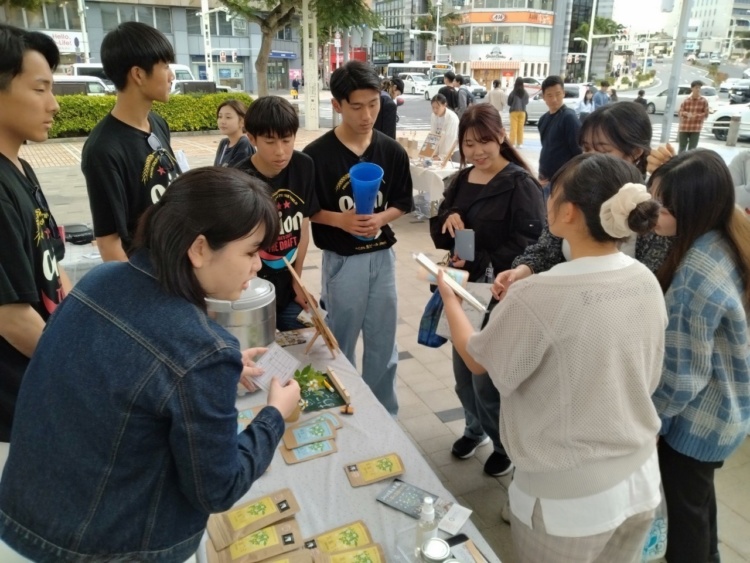 沖縄での研修に無我夢中の京都橘中学校・高等学校の生徒たち