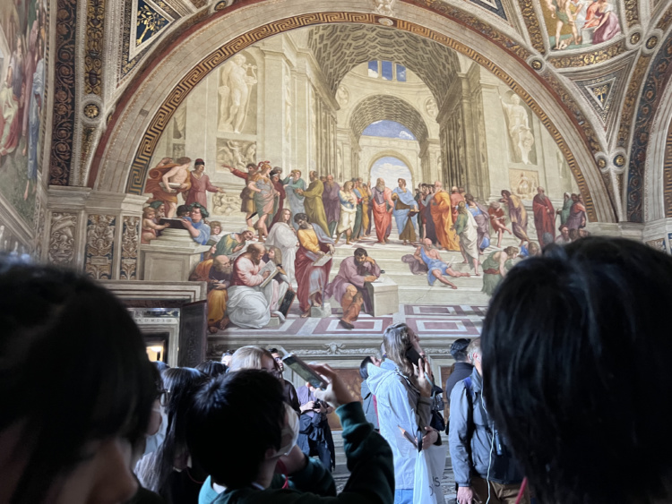 橘学苑高等学校の高2イタリア研修旅行のヴァチカン宮殿見学中の生徒