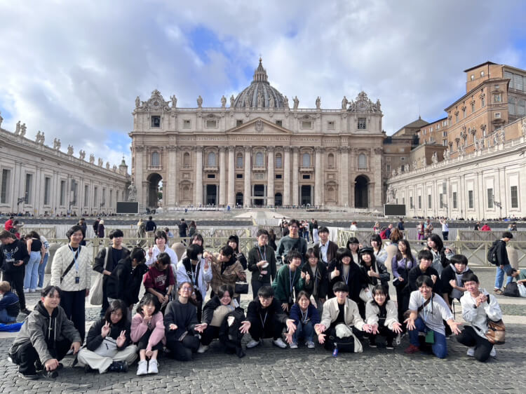 橘学苑高等学校の高2イタリア研修旅行の集合写真