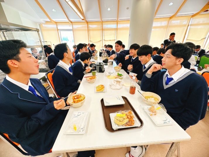 高川学園中学校・高等学校の学食「FRIENDS」での生徒の様子