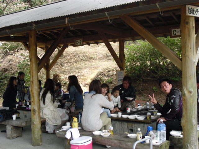 高取山ふれあい公園キャンプ場でのバーベキューの様子