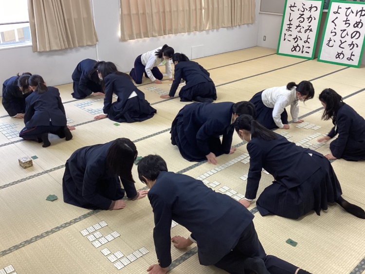 「滝中学」のかるた部の活動風景