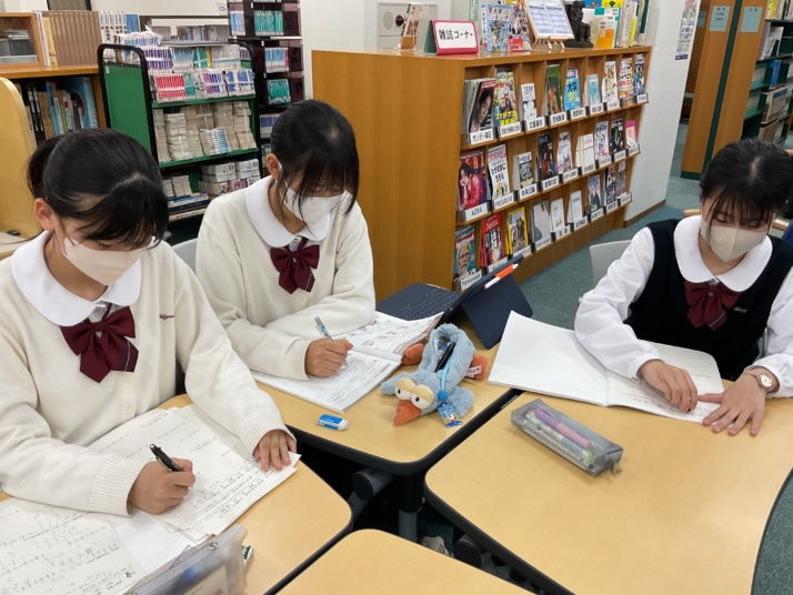 滝川中学校・高等学校の図書館での女子生徒の自習風景