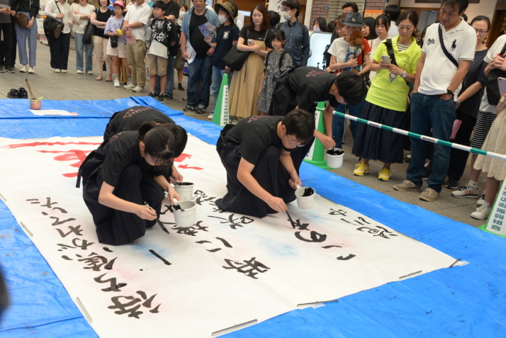 滝川中学校・高等学校の学園祭での板宿商店街での書道パフォーマンス