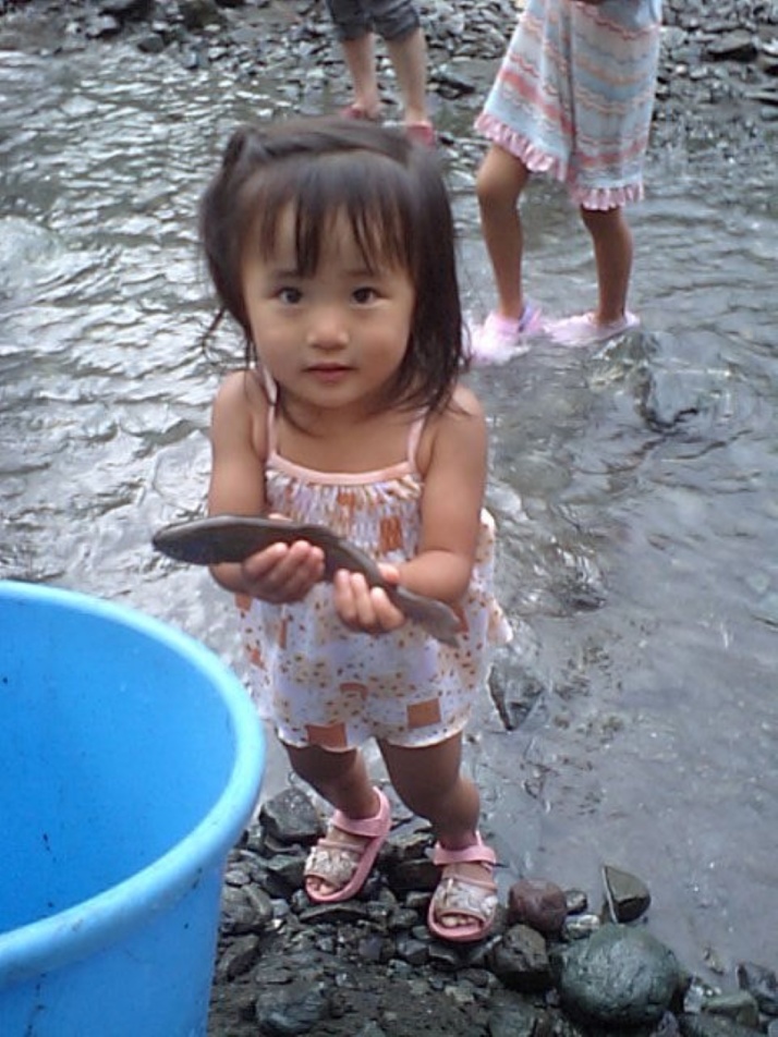 「滝沢園キャンプ場」の敷地内を流れる水無川で遊ぶ子ども