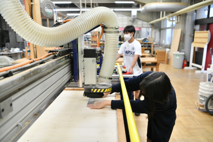 玉川学園中学部・高等部のArt Labで木材の加工をする生徒たち