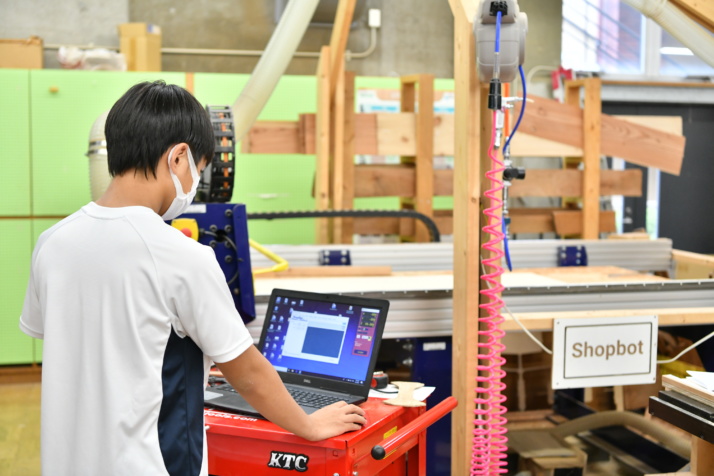 玉川学園中学部・高等部のArt Labで木材の加工をする生徒たち