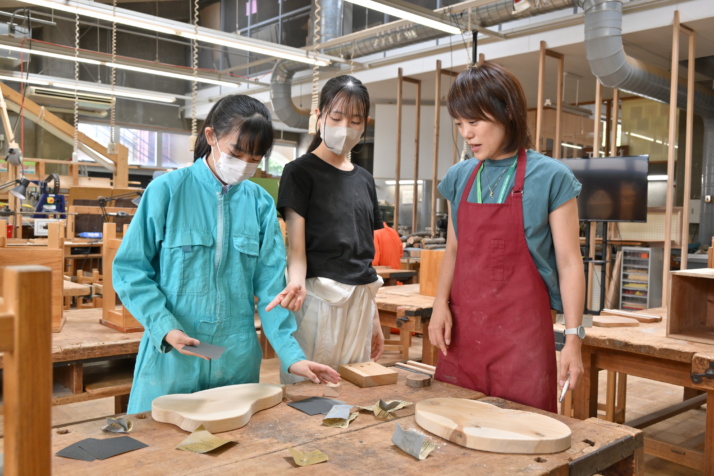 玉川学園中学部・高等部のArt Labで木材の加工をする生徒たち