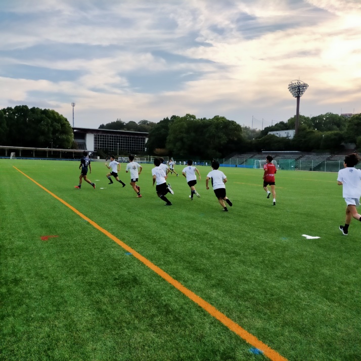 玉川学園中学部・高等部の人工芝のグラウンド