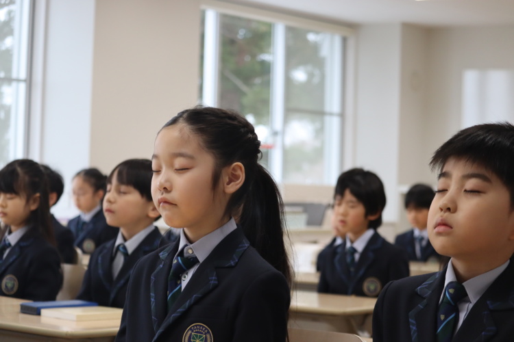 田中学園立命館慶祥小学校のマインドフルネス「T-Breath」をする児童