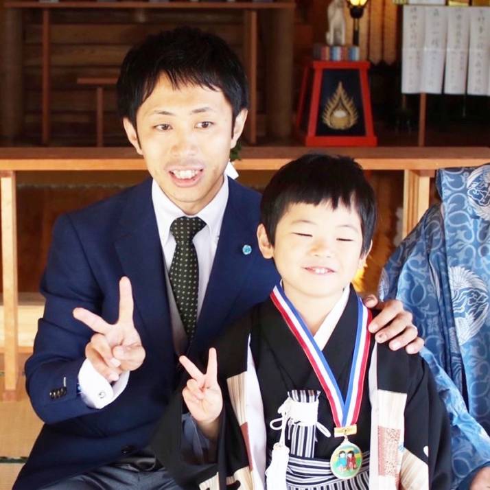 館腰神社での七五三詣の記念撮影