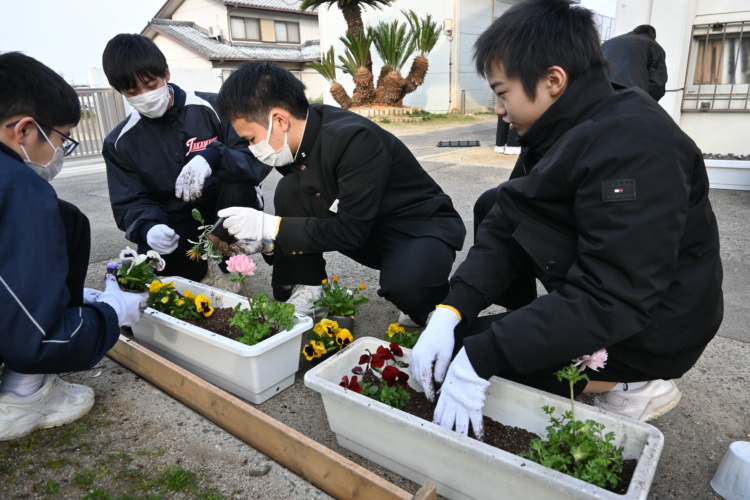 「香川大学教育学部附属高松中学校」の生徒たち