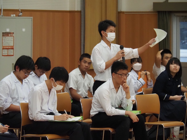 「香川大学教育学部附属高松中学校」の生徒たち