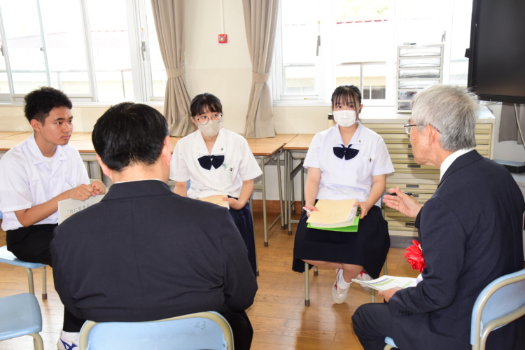 「香川大学教育学部附属高松中学校」の生徒たち