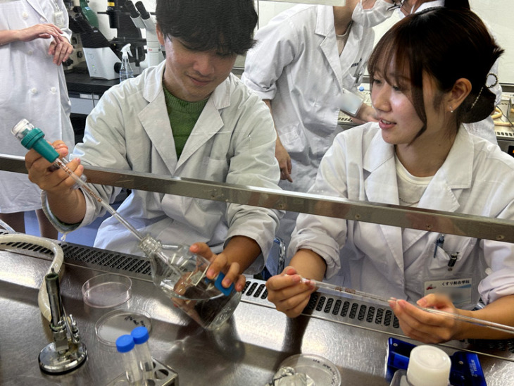 東京医薬看護専門学校の実験風景