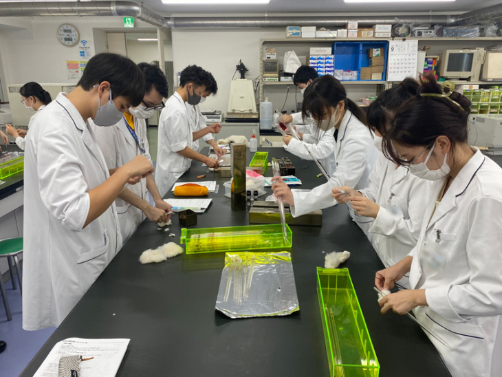 東京医薬看護専門学校の実験風景