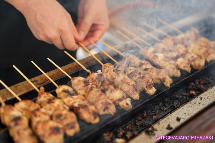 複数本の串焼きを焼く様子