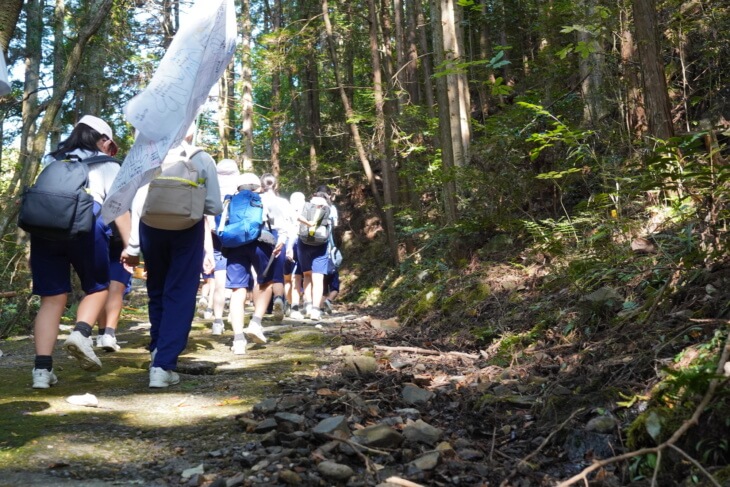 帝京大学可児小学校の児童が中山道を歩く様子