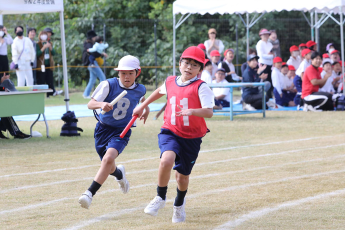 帝京大学可児小学校のスポーツ大会でのリレーの様子