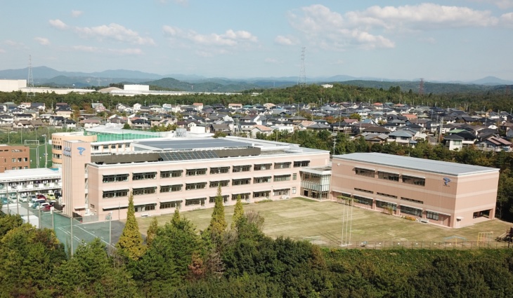 帝京大学可児小学校の校舎全景