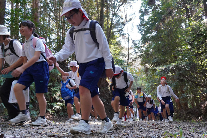 帝京大学可児小学校の「ぼうけん」の授業の「中山道チャレンジウォーク」の様子