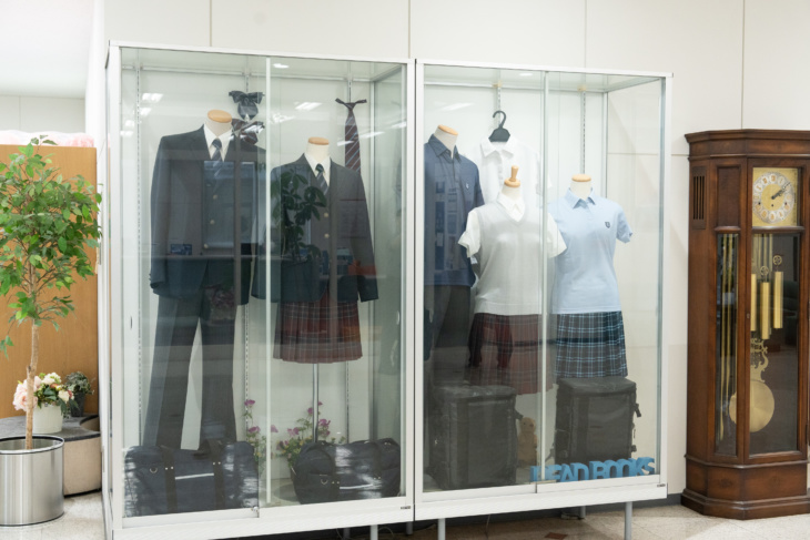 帝京中学校・高等学校の制服を展示したショーケース