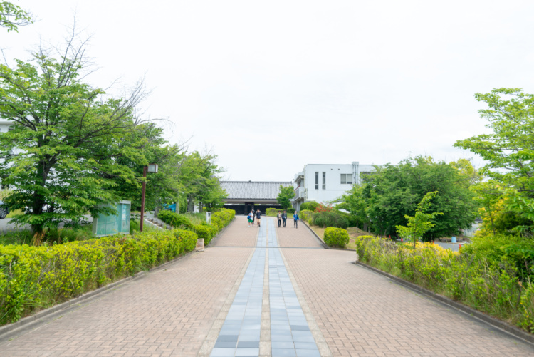 東大寺学園中・高等学校の敷地内の様子