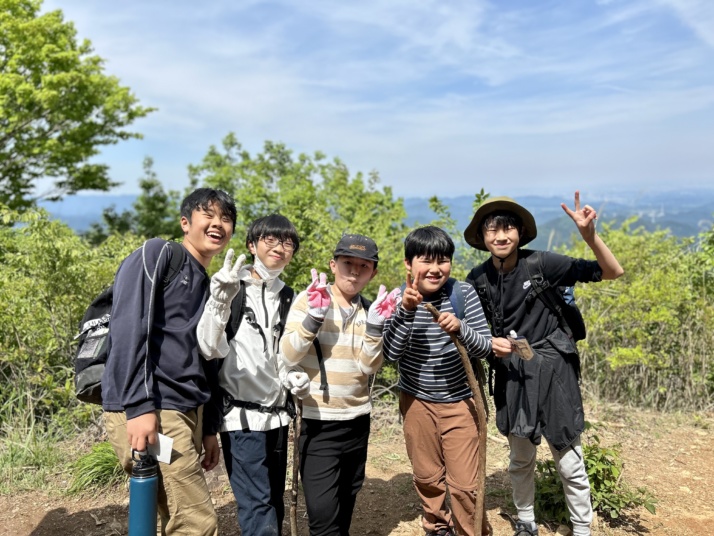 奥多摩登山遠足を楽しむ桐朋中学校の生徒たち