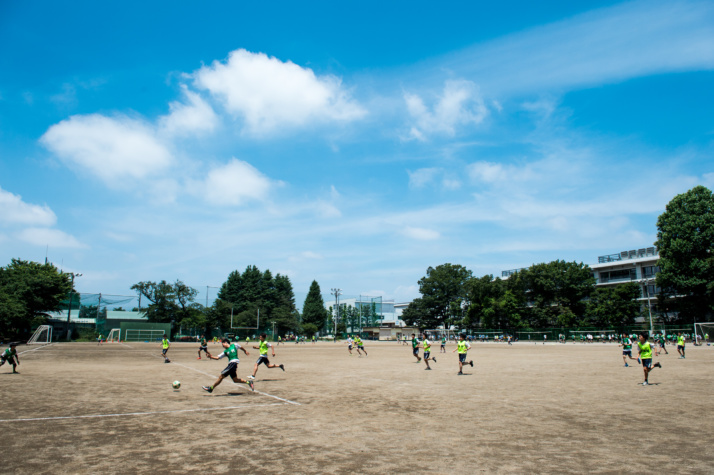 桐朋中学校・桐朋高等学校の広大なグラウンド