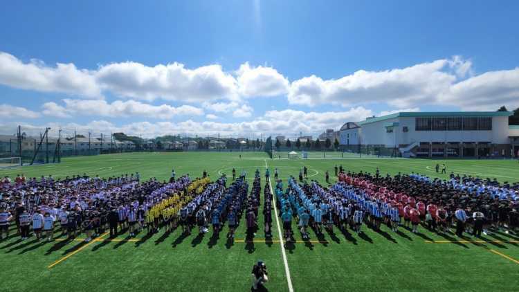 スポーツデイのため校庭に集まる東邦大学付属東邦中学校・高等学校の生徒の皆さん