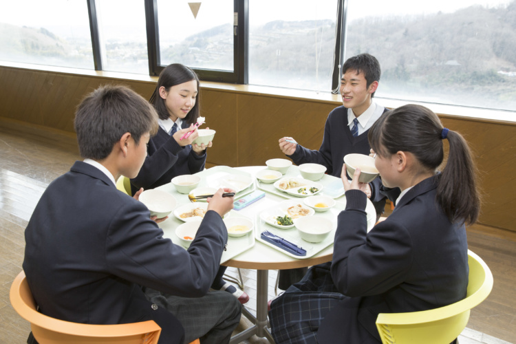 給食を食べる東海大学菅生高等学校中等部の生徒たち