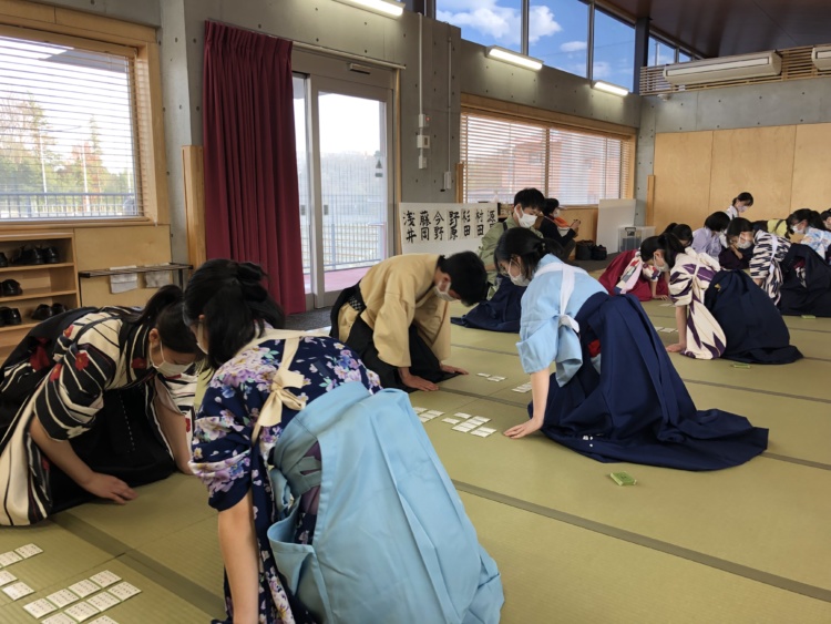 桐光学園中学校・高等学校の競技かるた部の様子