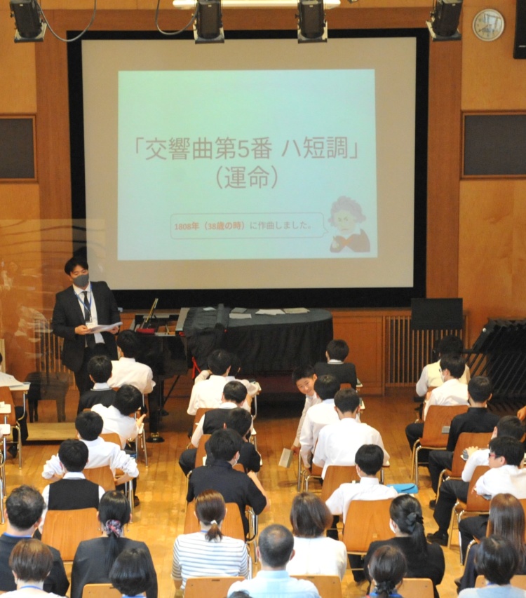 桐光学園中学校の音楽の授業参観の様子