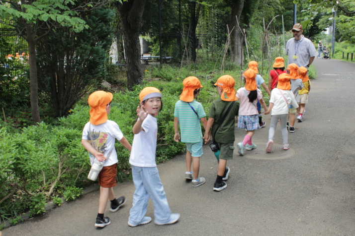 パークタイム（外遊び）に向かう「東京インターナショナルスクール キンダーガーテン」の園児