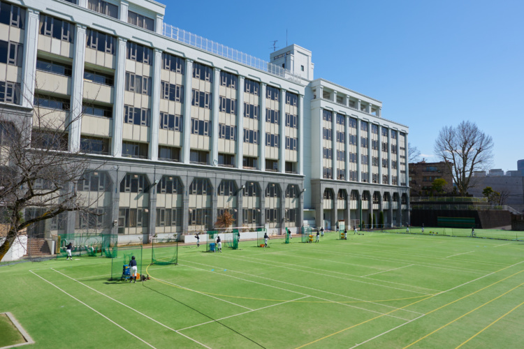 東京女学館中学校・高等学校の校舎外観